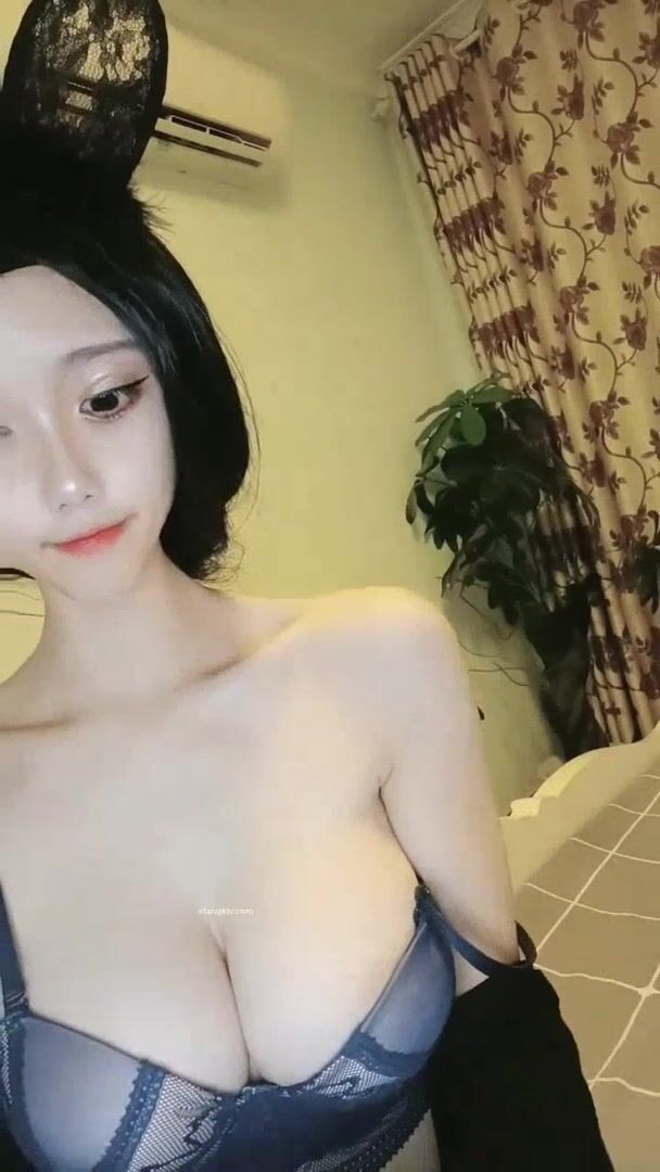 推荐 颜值嫩妹【加糖奶】原跳舞主播，前凸后翘完美身材，奶子又大又挺，可惜刚下海放不开0