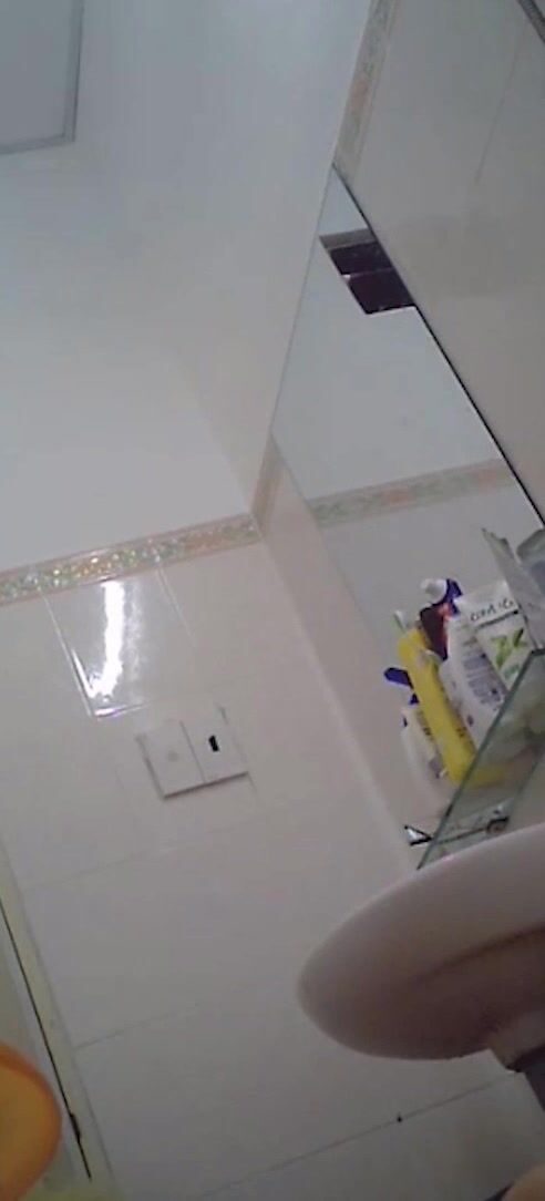 邪恶的房东浴室暗藏摄像头 偷拍白白嫩嫩打工妹洗澡