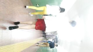 地铁站一路跟踪抄底极品高跟少妇 两腿夹的挺紧的疑似没穿内裤