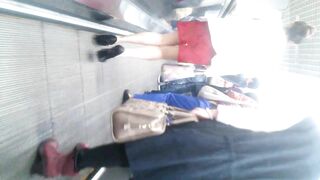 地铁站一路跟踪抄底极品高跟少妇 两腿夹的挺紧的疑似没穿内裤