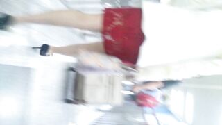 地铁站一路跟踪抄底极品高跟少妇 两腿夹的挺紧的疑似没穿内裤