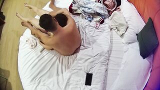 10-29流出酒店近视角偷拍 爱裸睡的极品白嫩骚妹子和男友两天多次做爱