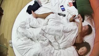 10-29流出酒店近视角偷拍 爱裸睡的白嫩骚妹子和男友两天多次做爱完整版6