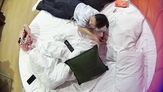 10-29流出酒店近视角偷拍 爱裸睡的白嫩骚妹子和男友两天多次做爱完整版.