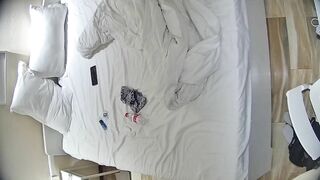 民宿酒店 11-25 眼镜情侣一看就是知识分子 床上做爱都很含蓄 没有热烈的激情碰撞 浪费美女资源