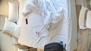 民宿酒店 11-25 眼镜情侣一看就是知识分子 床上做爱都很含蓄 没有热烈的激情碰撞 浪费美女资源