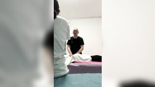 11月新品，露出小母狗勾引保安和按摩老头，完成主人任务，叫醒保安大爷，把老大爷都吓坏了0