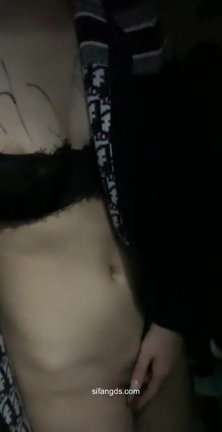 11月新品，露出小母狗勾引保安和按摩老头，完成主人任务，叫醒保安大爷，把老大爷都吓坏了