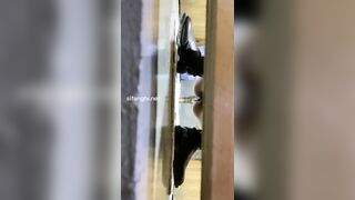 厕拍大神潜入商场女厕隔板缝4K实拍超多都市美眉方便，同步露脸照