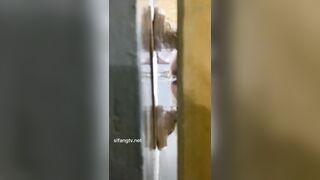 厕拍大神潜入商场女厕隔板缝4K实拍超多都市美眉方便，同步露脸照0