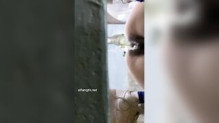 厕拍大神潜入商场女厕隔板缝4K实拍超多都市美眉方便，同步露脸照0