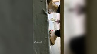 厕拍大神潜入商场女厕隔板缝4K实拍超多都市美眉方便，同步露脸照1