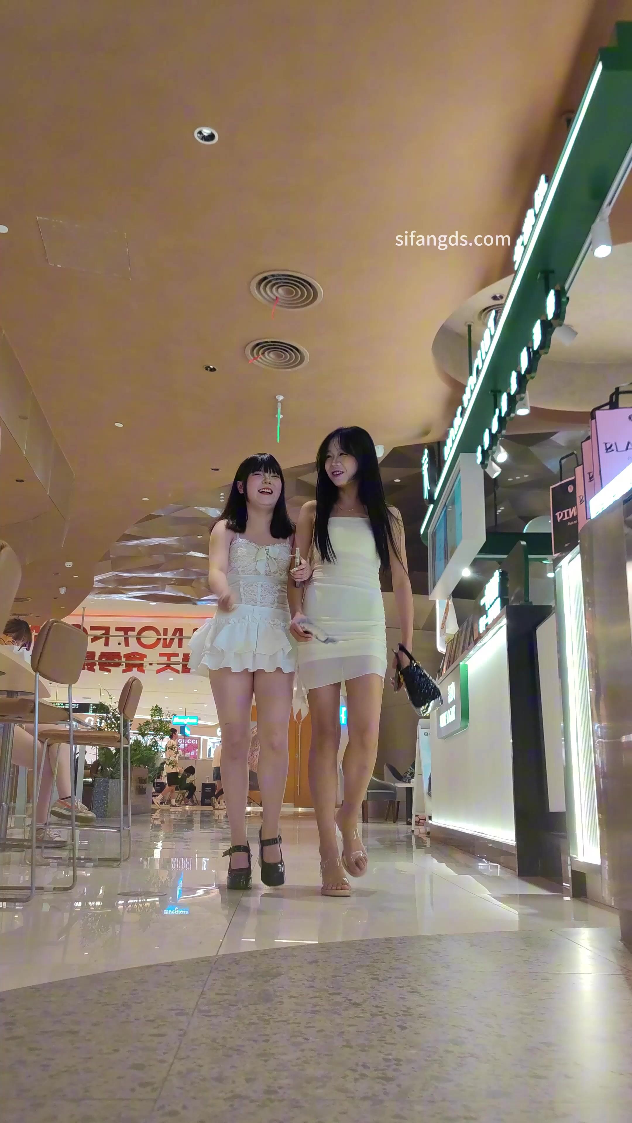 清纯小美女反差穿着性感包臀裙跪着拍照，黑色窄内