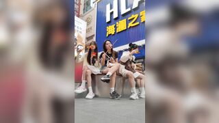 白色连衣裙清纯女大学生和同学逛街，蓝色窄内