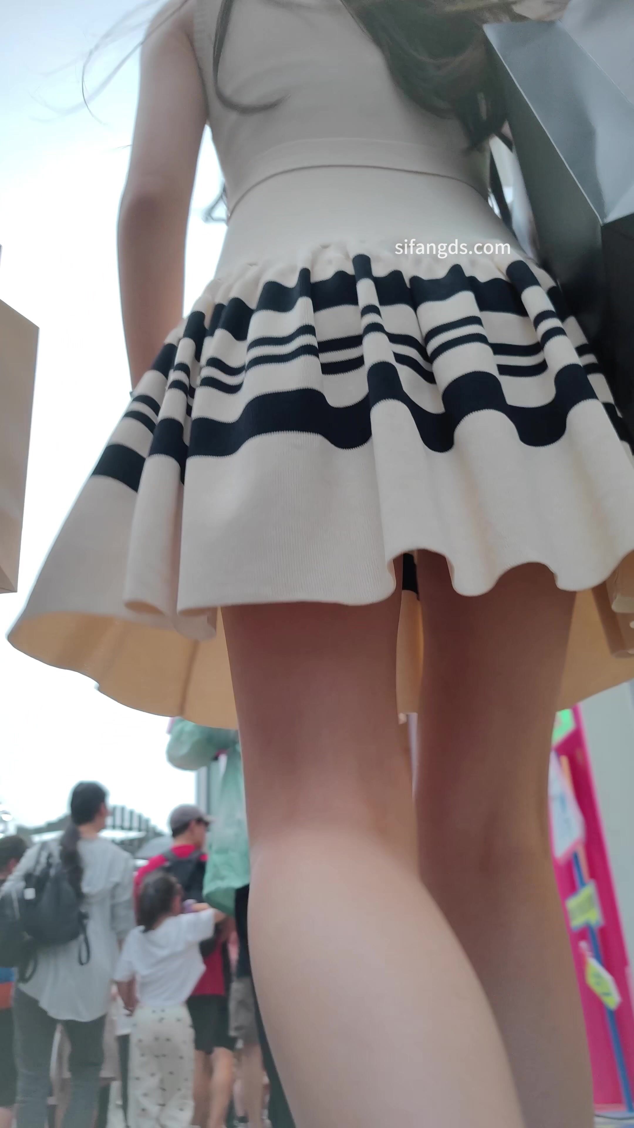 大神CSCD极限抄底四位极品小姐姐，一箭双雕女神级姐妹花，蕾丝半透明内