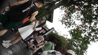 【空城原创】白裙美女和男友逛街小内前面透明漏出稀疏黑森林很是诱惑 花花长裙白袜小姐姐淡黄内夹翅膀包裹圆臀.