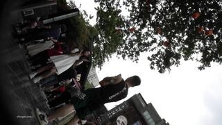 【空城原创】白裙美女和男友逛街小内前面透明漏出稀疏黑森林很是诱惑 花花长裙白袜小姐姐淡黄内夹翅膀包裹圆臀.