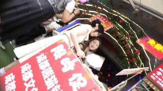 【空城原创】白裙美女和男友逛街小内前面透明漏出稀疏黑森林很是诱惑 花花长裙白袜小姐姐淡黄内夹翅膀包裹圆臀.