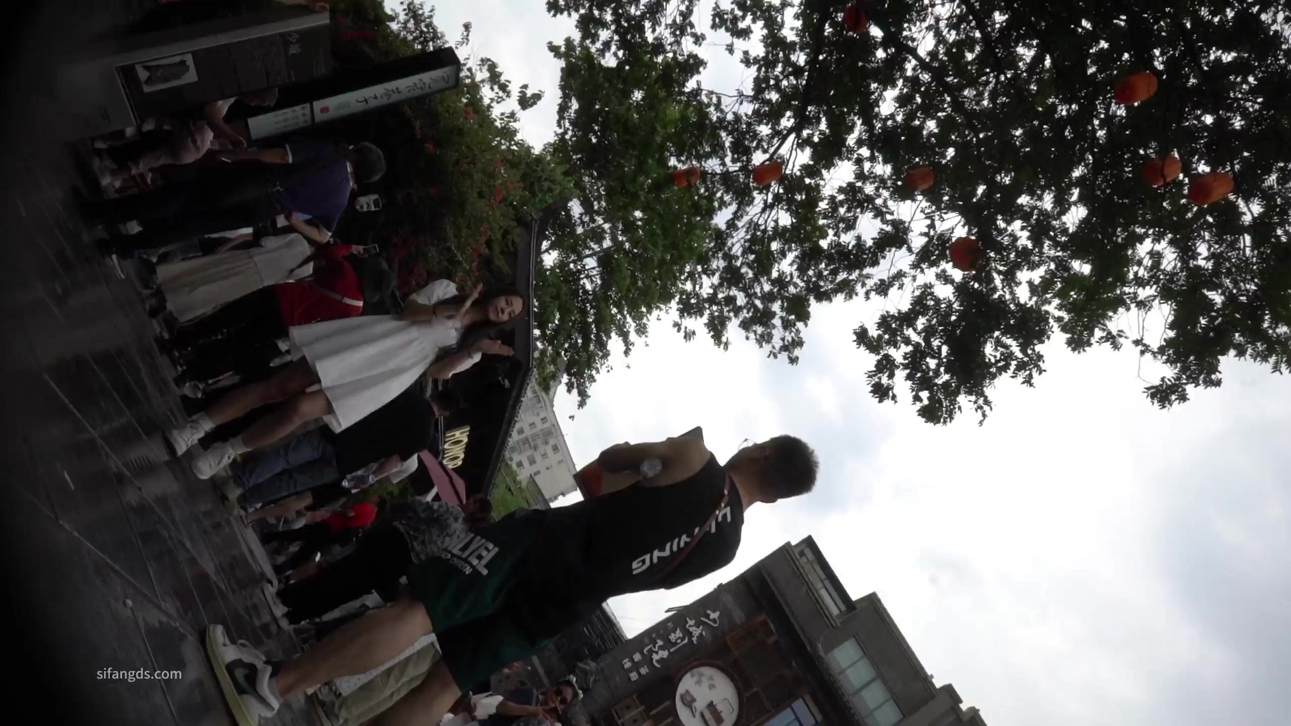 【空城原创】白裙美女和男友逛街小内前面透明漏出稀疏黑森林很是诱惑 花花长裙白袜小姐姐淡黄内夹翅膀包裹圆臀.