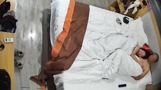 民宿酒店 11-23 中年夫妻都曾是社会人啊 纹身很明显 在被窝里含鸡巴 硬了就女上摇摆 最后内射了