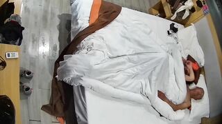 民宿酒店 11-23 中年夫妻都曾是社会人啊 纹身很明显 在被窝里含鸡巴 硬了就女上摇摆 最后内射了