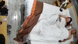 民宿酒店 11-23 中年夫妻都曾是社会人啊 纹身很明显 在被窝里含鸡巴 硬了就女上摇摆 最后内射了0