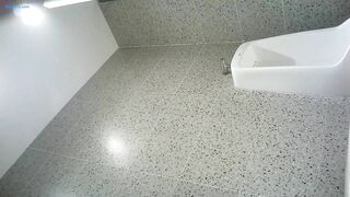 商业广场女卫固定机位真实偷拍超多美眉方便，拍到一对同性恋厕所里拥抱热吻