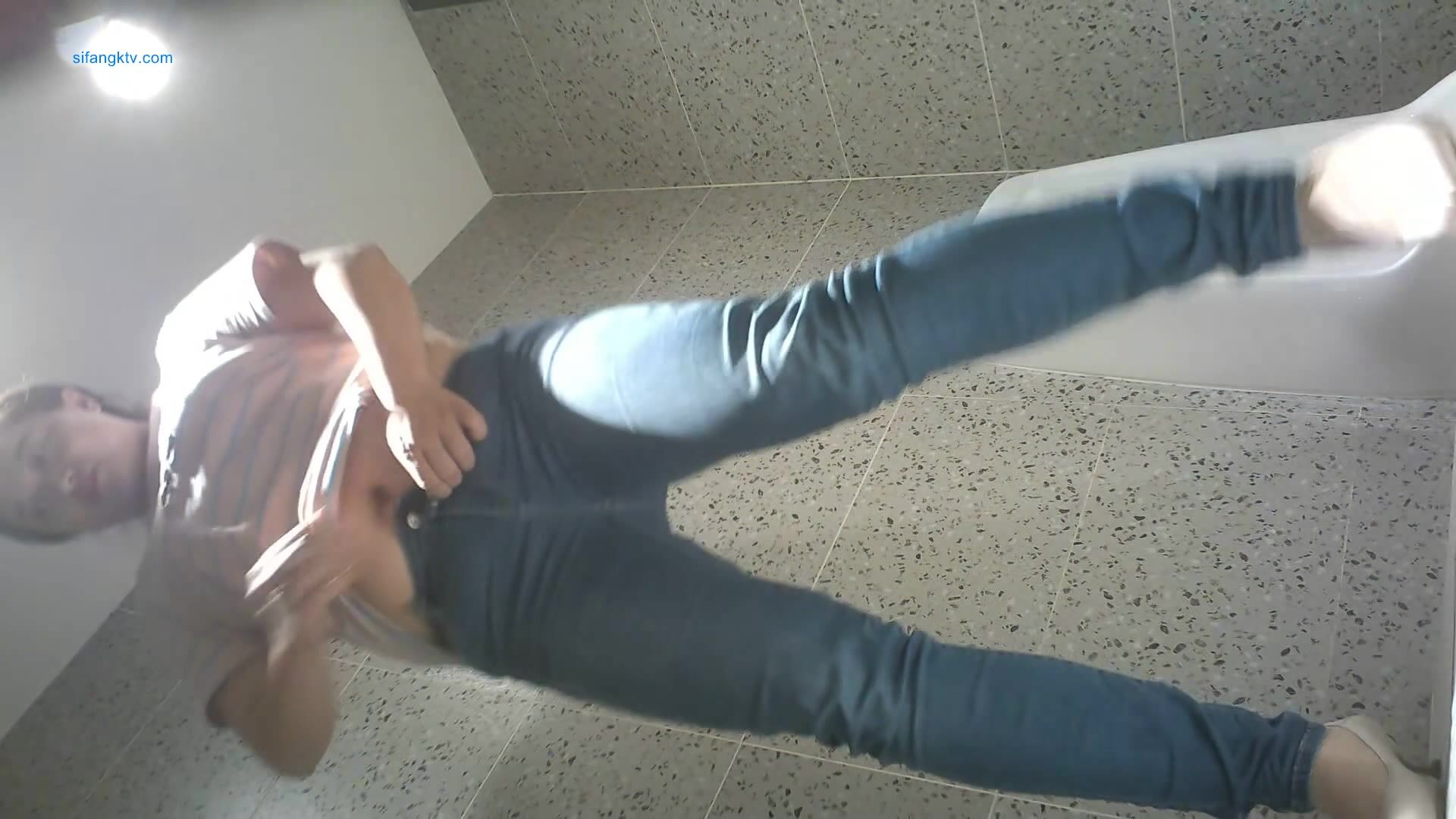 商业广场女卫固定机位真实偷拍超多美眉方便，拍到一对同性恋厕所里拥抱热吻