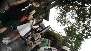 白裙美女逛街，条纹小N前面透明漏黑森林