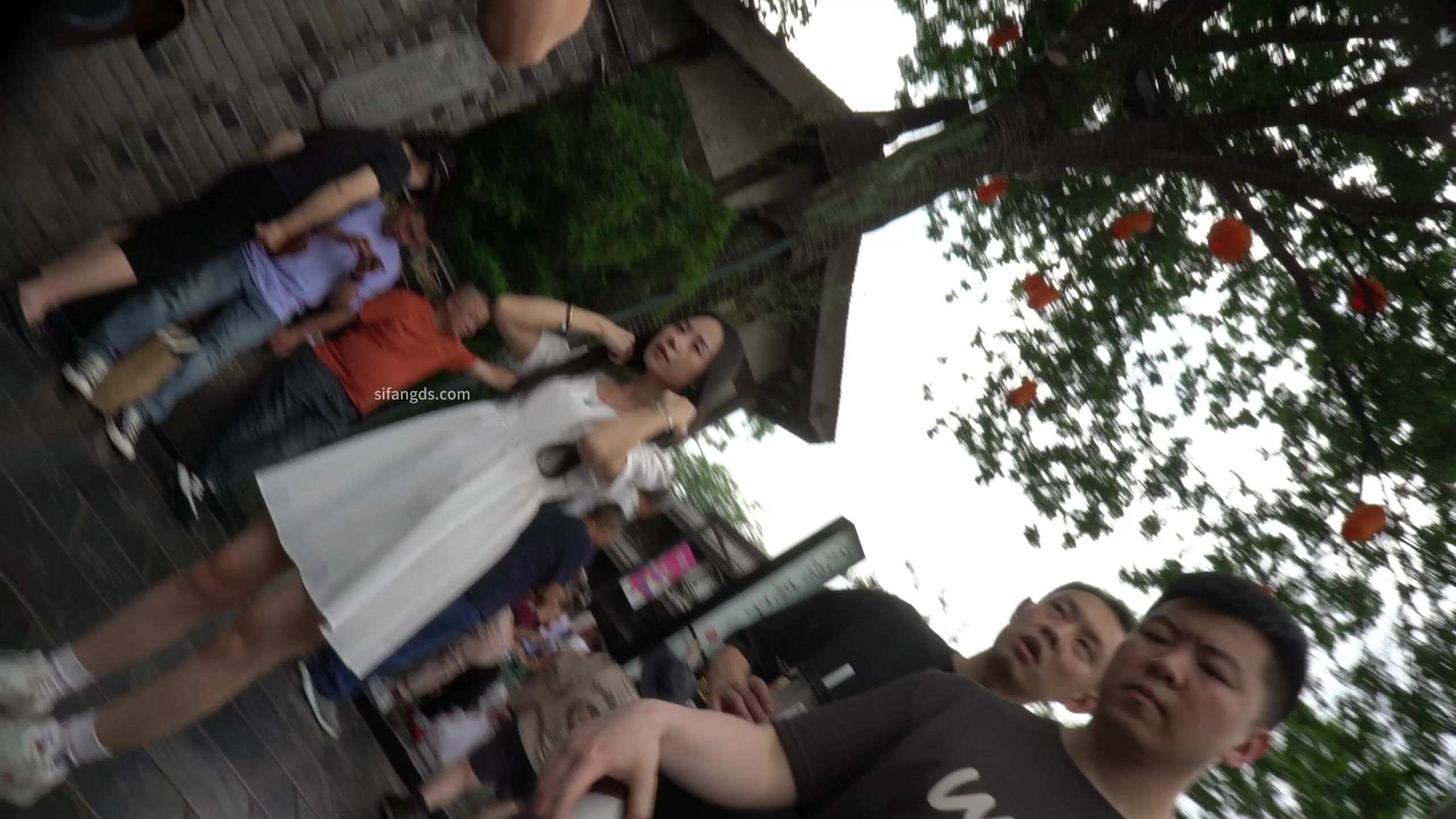 白裙美女逛街，条纹小N前面透明漏黑森林