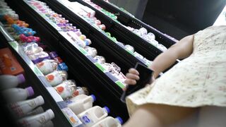 CD大神空城2K贴身极限偷拍三位漂亮女性裙底，透明漏黑森林微透包裹肥臀