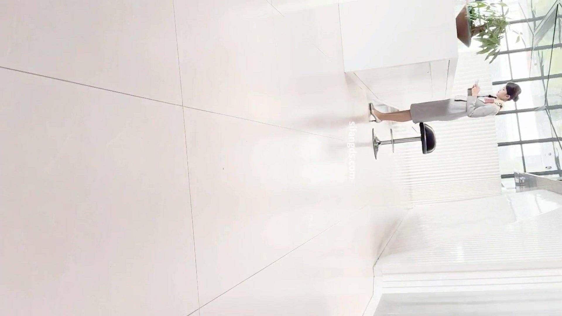 十二月最新流出 厕拍大神潜入某高档私人会所偷拍美女前台和 极品开档黑丝高跟坐台小姐