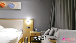 探花懒猫约了 一个18岁刚下海没多久的妹妹长 得很可爱胸大屁股也大下面没有毛做起来很滑最后无套射出