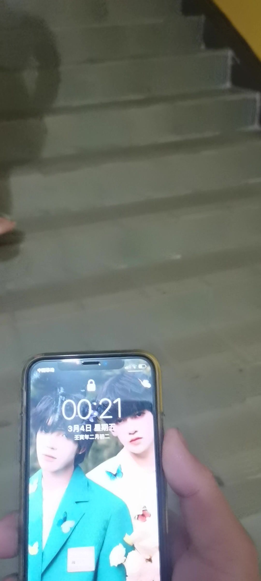 【户外露出】【欢欢huanhuanmug】小卖部拉开拉链露出雪白奶子，大尺度露出，户外全裸露出8