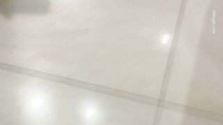 十二月最新流出 厕拍大神假装打电话闯拍吾悦广场女厕偷拍几个美女尿尿性感高跟辣妈阴唇有块白色分泌物