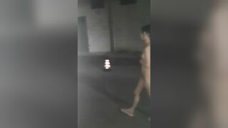 【户外露出】【欢欢huanhuanmug】小卖部拉开拉链露出雪白奶子，大尺度露出，户外全裸露11