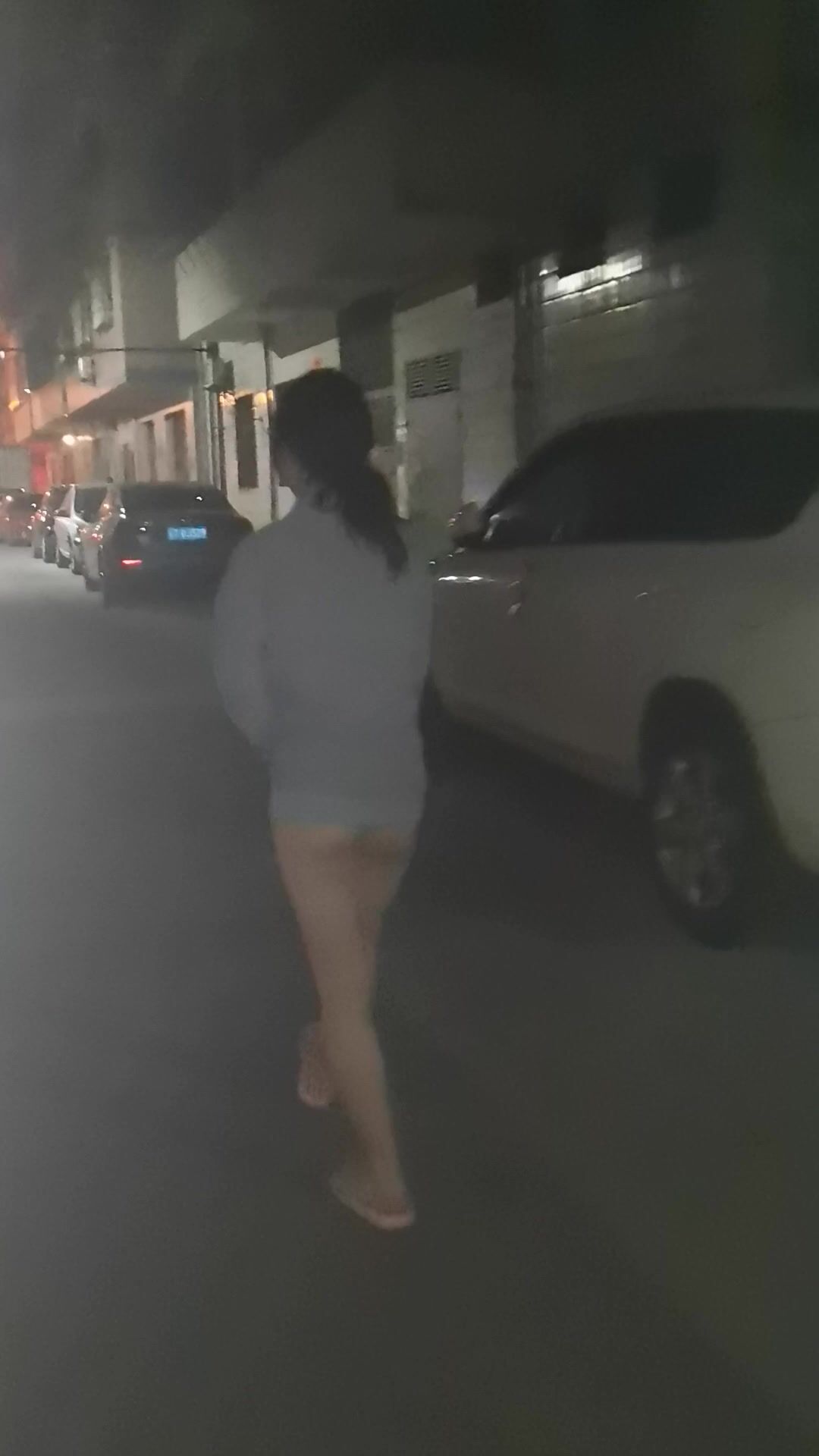 【户外露出】【欢欢huanhuanmug】小卖部拉开拉链露出雪白奶子，大尺度露出，户外全裸露11