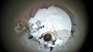 11-30流出酒店偷拍 乖乖女学生掏出书包内藏的情趣黑丝疯狂深蹲爱拍摄胖男完整版