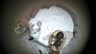 11-30流出酒店偷拍 乖乖女学生掏出书包内藏的情趣黑丝疯狂深蹲爱拍摄胖男完整版