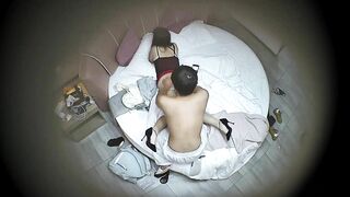 11-30流出酒店偷拍 乖乖女学生掏出书包内藏的情趣黑丝疯狂深蹲爱拍摄胖男完整版