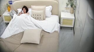 民宿酒店 12-6 激情男女进房就洗澡 洗完就开干 少妇胸型不错 先口交热身 一番盘肠之后 内射流一床