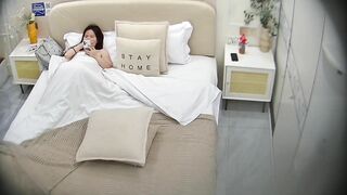 民宿酒店 12-6 激情男女进房就洗澡 洗完就开干 少妇胸型不错 先口交热身 一番盘肠之后 内射流一床