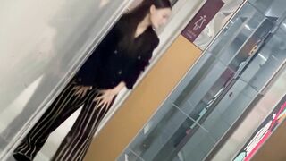 厕拍大神手持闯拍商场女厕 条纹长裤美女迎面走来果断尾随开闪光灯偷拍她尿尿逼里貌似有根线