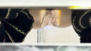 厕拍大神手持闯拍商场女厕 条纹长裤美女迎面走来果断尾随开闪光灯偷拍她尿尿逼里貌似有根线