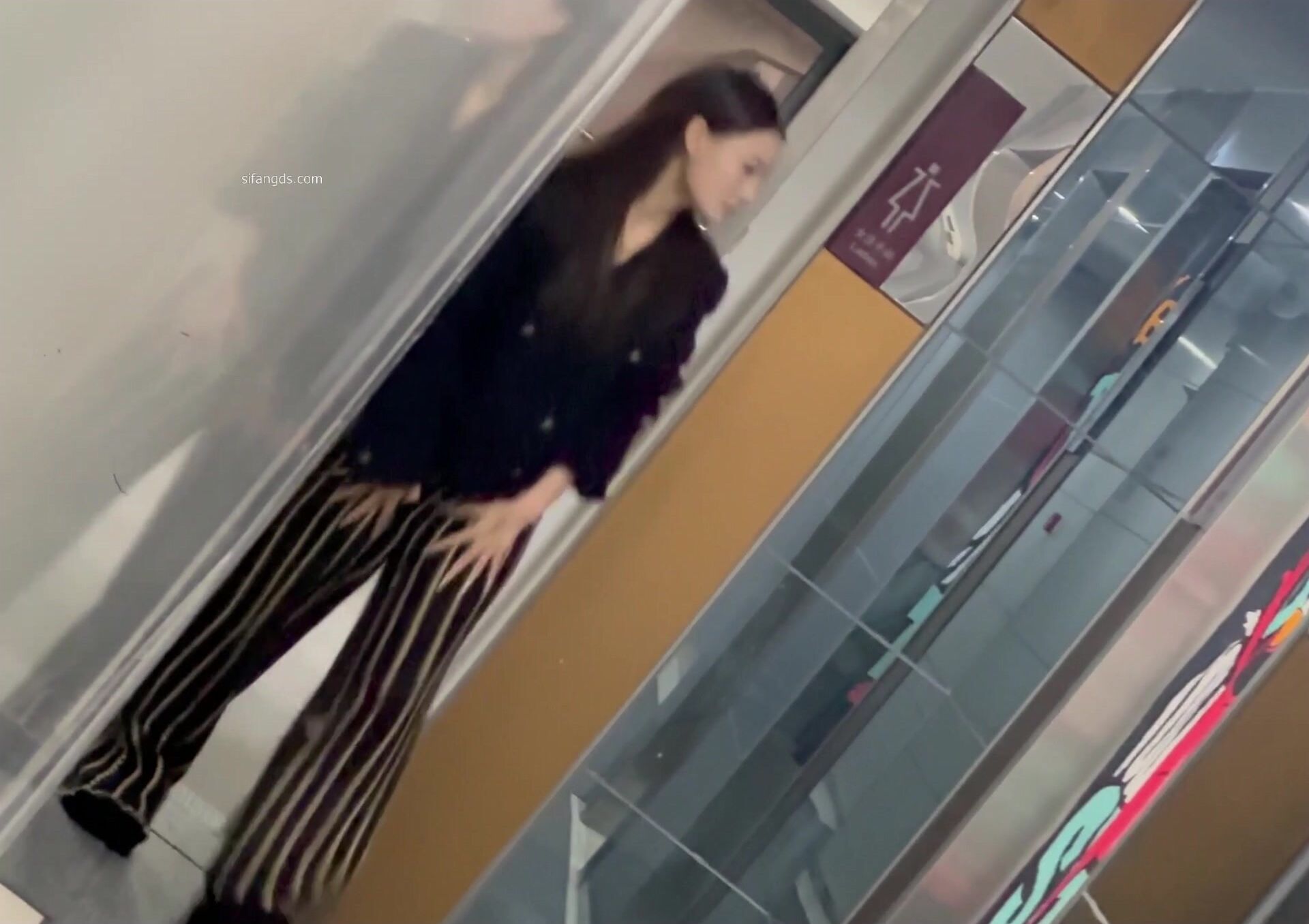 厕拍大神手持闯拍商场女厕 条纹长裤美女迎面走来果断尾随开闪光灯偷拍她尿尿逼里貌似有根线