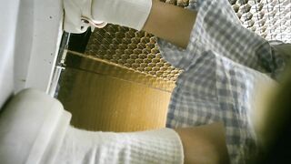 十二月新流出 夜总会女厕侧拍两个年轻小姐姐尿尿稀毛嫩逼