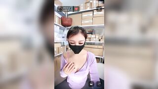 仓库管理员【林安安】最新上班直播 道具自慰高潮喷水 同事还在后边工作8