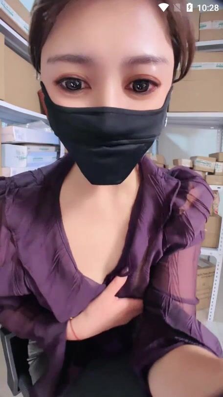 仓库管理员【林安安】最新上班直播 道具自慰高潮喷水 同事还在后边工作9