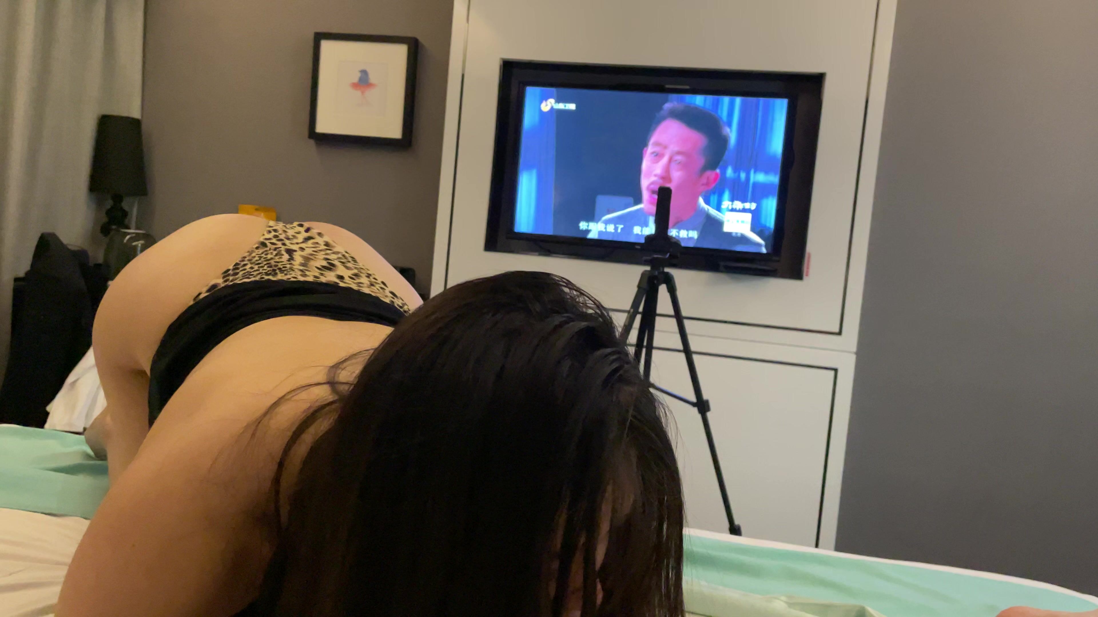 ♦️无损无水印【齐鲁屌王】极品风骚少妇臣服在大屌之下 一边打电话一边被巨屌抽插，面部表情无法控制16