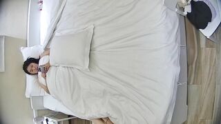 公寓酒店 12-15 少妇一边吃饭一边用脚摩挲男人鸡巴 饭没吃完就上了床 翘起的屁股 露出的阴毛 谁不硬2